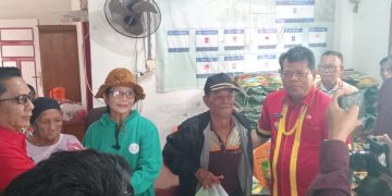 Wabup Mentawai Salurkan Bansos untuk  Lansia dan Keluarga Risiko Stunting  di Desa Goiso’oinan