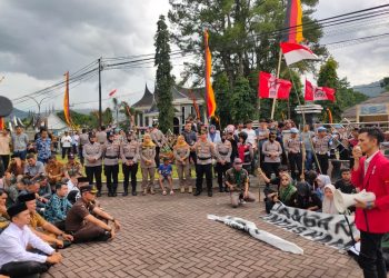 Pemimpin Daerah Pasaman Duduk Bersama GMNI dan HMI di Halaman Kantor DPRD