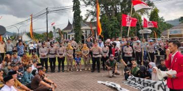 Pemimpin Daerah Pasaman Duduk Bersama GMNI dan HMI di Halaman Kantor DPRD
