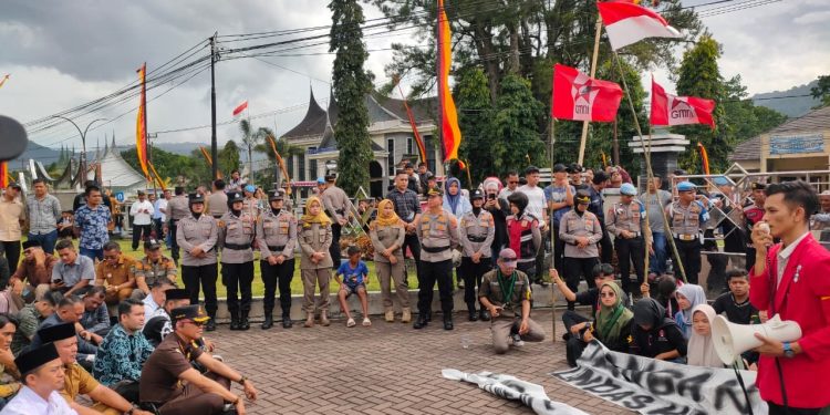 Pemimpin Daerah Pasaman Duduk Bersama GMNI dan HMI di Halaman Kantor DPRD