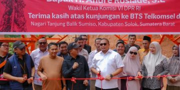 Bupati Solok Bersama Anggota DPR RI Andre Rosiade Resmikan BTS di Nagari Sumiso