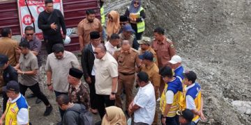 Bupati Solok dan Wakil Ketua Komisi VI DPRRI Tinjau Pembangunan Jalan Nasional di Air Dingin