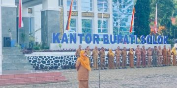 Kepala Dinas Sosial Pimpin Apel Pagi di Lingkup Pemkab Solok