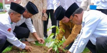 Bupati Solok Ikut Serta Tanam Bibit Pohon dalam Program “Catin Nampak”
