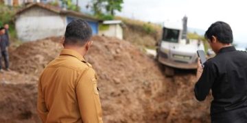 Tanggapi Keluhan Masyarakat, Bupati Solok Turun Langsung Lihat Kondisi Jalan di Jorong Kampuang Dalam Tangah
