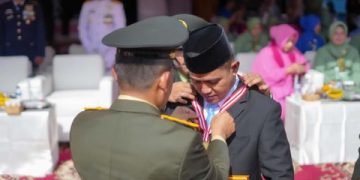 Bupati Solok Terima Penghargaan pada Peringatan HUT TNI Ke-80 