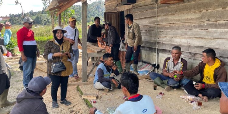 Srikandi Golkar Kabupaten Solok Salurkan Aspirasinya Untuk Masyarakat Danau Kembar