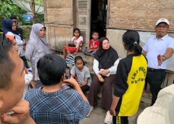 Ketua TP-PKK Kabupaten Solok Kunjungi Lima Bersaudara yang Hidup Tanpa Kedua Orang Tua