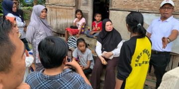 Ketua TP-PKK Kabupaten Solok Kunjungi Lima Bersaudara yang Hidup Tanpa Kedua Orang Tua