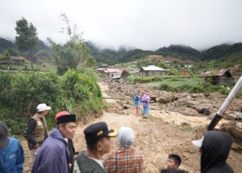 Bupati Solok Tinjau dan Salurkan Bantuan ke Lokasi Terdampak Banjir dan Tanah Longsor