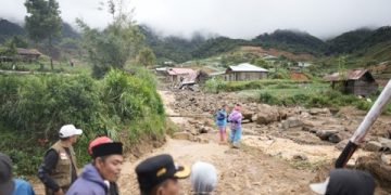 Bupati Solok Tinjau dan Salurkan Bantuan ke Lokasi Terdampak Banjir dan Tanah Longsor