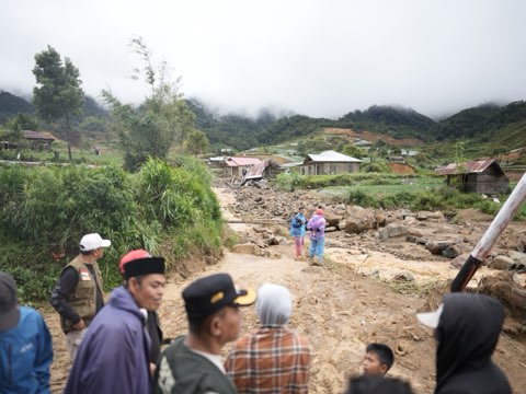 Bupati Solok Tinjau dan Salurkan Bantuan ke Lokasi Terdampak Banjir dan Tanah Longsor