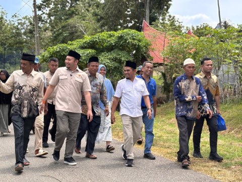Anggota DPR RI Rahmat Saleh Serahkan Bibit Unggul Bersertifikat di Paninggahan