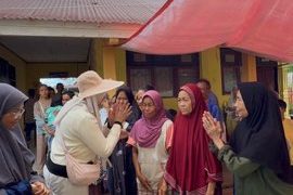 Ketua TP PKK Kab.Solok Salurkan Bantuan Bagi Warga Terdampak Bencana di Kecamatan Junjung Sirih