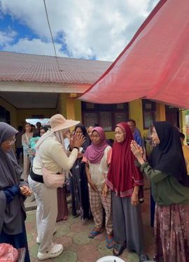 Ketua TP PKK Kab.Solok Salurkan Bantuan Bagi Warga Terdampak Bencana di Kecamatan Junjung Sirih