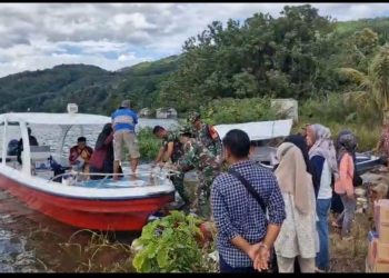 Jalan Putus Diterjang Banjir, Tim Medis Dinkes Kab. Solok Evakuasi Ibu Melahirkan Melalui Danau Singkarak