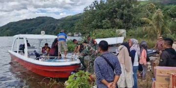 Jalan Putus Diterjang Banjir, Tim Medis Dinkes Kab. Solok Evakuasi Ibu Melahirkan Melalui Danau Singkarak