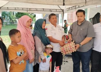 Wali Nagari Limau Lunggo Serahkan Bantuan untuk Korban Bencana Solok di Posko Utama Koto Baru