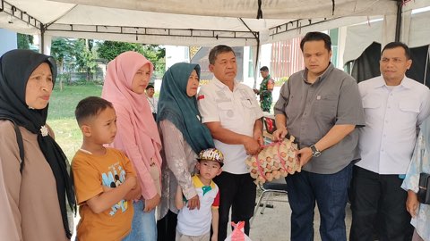 Wali Nagari Limau Lunggo Serahkan Bantuan untuk Korban Bencana Solok di Posko Utama Koto Baru