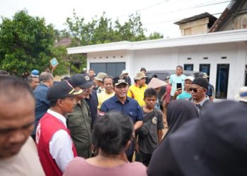 Bupati Solok Meninjau Sekaligus Mengirimkan Bantuan Untuk Korban Bencana Banjir Bandang Di Kecamatan Junjung Sirih