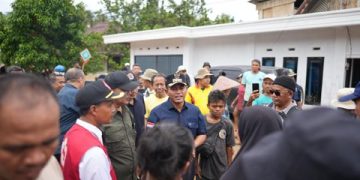 Bupati Solok Meninjau Sekaligus Mengirimkan Bantuan Untuk Korban Bencana Banjir Bandang Di Kecamatan Junjung Sirih