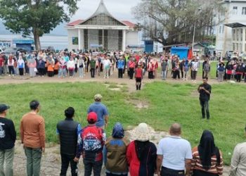 Pemkab Solok Kerahkan ASN dan PGRI Bersihkan Sampah Pasca Banjir di Danau Singkarak