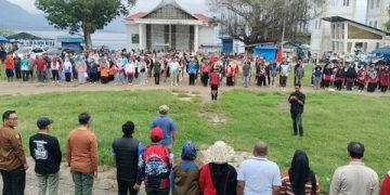 Pemkab Solok Kerahkan ASN dan PGRI Bersihkan Sampah Pasca Banjir di Danau Singkarak