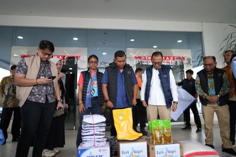 Bupati Solok Terima Bantuan untuk Korban Bencana dari Direksi Bank Nagari