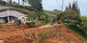 Warga Jorong Batu Putiah Gelar Gotong Royong Perbaiki Jalan Terputus Akibat Longsor