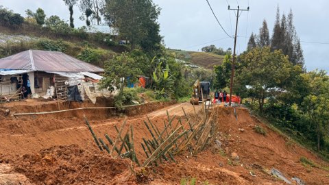 Warga Jorong Batu Putiah Gelar Gotong Royong Perbaiki Jalan Terputus Akibat Longsor