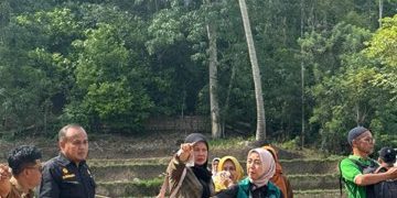 Ketua TP-PKK Kab. Solok Dampingi Ketua TP-PKK Kota Sawahlunto Serahkan Bantuan untuk Korban Banjir 