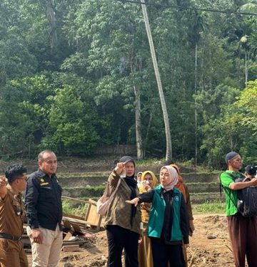 Ketua TP-PKK Kab. Solok Dampingi Ketua TP-PKK Kota Sawahlunto Serahkan Bantuan untuk Korban Banjir