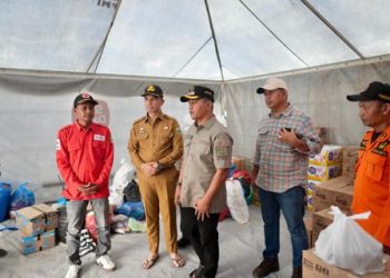 Bupati Solok Kunjungi Gudang Logistik Posko Utama Bencana Hidrometeologi di Kabupaten Solok