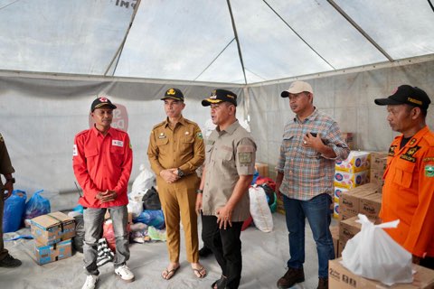 Bupati Solok Kunjungi Gudang Logistik Posko Utama Bencana Hidrometeologi di Kabupaten Solok