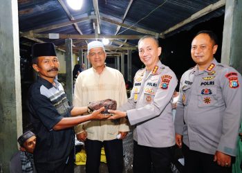 Irjen Pol Herry Heryawan Terima Cendera Mata Adat Minangkabau Usai Misi Kemanusiaan di Palembayan