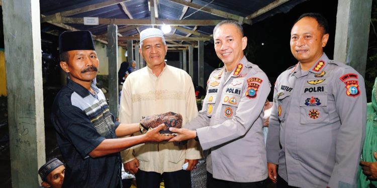 Irjen Pol Herry Heryawan Terima Cendera Mata Adat Minangkabau Usai Misi Kemanusiaan di Palembayan