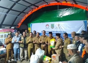 Bupati Rohil Antar Langsung Bantuan ke Solok,  Jon Firman Pandu : Ini ‘Obat’ Bagi Kami