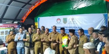 Bupati Rohil Antar Langsung Bantuan ke Solok,  Jon Firman Pandu : Ini ‘Obat’ Bagi Kami