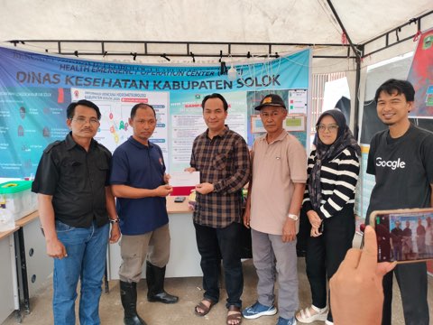 Dinas Kominfo Kab. Solok Salurkan Bantuan Tunai untuk Korban Bencana