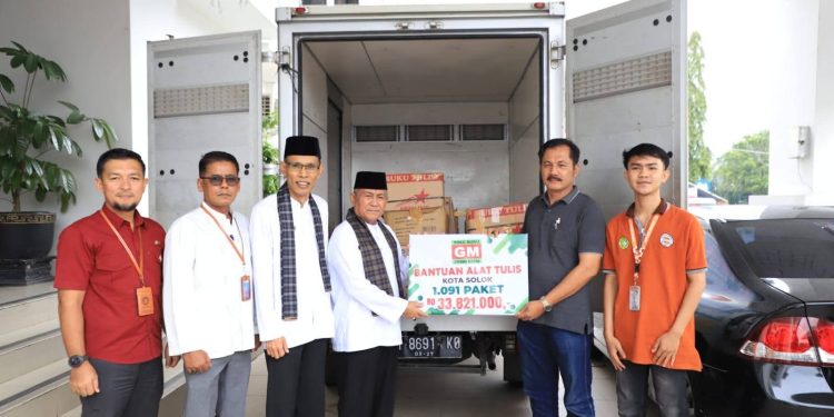Wawako Solok Menerima Bantuan Buku dan Alat Tulis yang Diserahkan Langsung oleh GM Grandmedia Solok