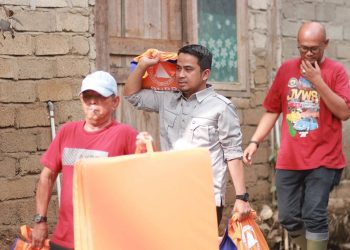 Wali Kota Solok Turun Langsung Salurkan Bantuan Logistik dan Peralatan dari BNPB) RI