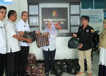 Tunjukan Kepedulian, Dinas Perdagangan dan Koperasi UKM Salurkan Bantuan Kepada Pegawainya yang Terdampak Banjir
