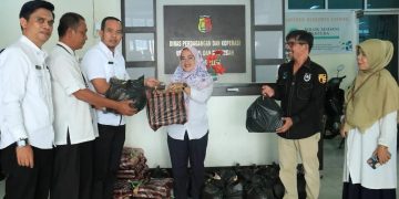 Tunjukan Kepedulian, Dinas Perdagangan dan Koperasi UKM Salurkan Bantuan Kepada Pegawainya yang Terdampak Banjir