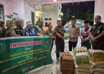 Peduli Bencana, Kejati Sumbar, IAD, dan Kejari Solok Salurkan Bantuan untuk Korban Banjir di Kota dan Kabupaten Solok