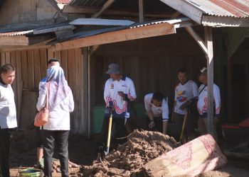 Di Hari Korpri Ke-54, ASN Kota Solok Melaksanakan Aksi Gotong Royong Massal di Sejumlah Titik Terdampak Banjir