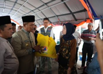 Pemerintah Serahkan Bantuan Perbaikan Rumah pada Masyarakat Terdampak Bencana Hidrometeorologi