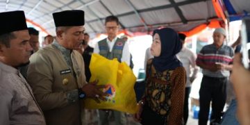 Pemerintah Serahkan Bantuan Perbaikan Rumah pada Masyarakat Terdampak Bencana Hidrometeorologi