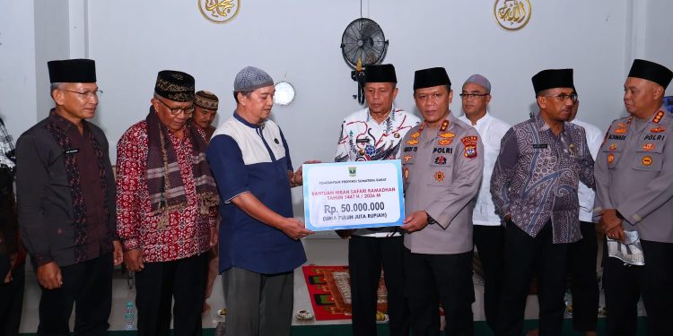 TSR Provinsi Sumbar yang Dipimpin Kapolda Gatot Tri Suryanta Kunjungi Masjid Wustha di Kelurahan Parik Rantang