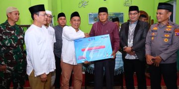 Wali Kota Payakumbuh Serahkan Bantuan Sebesar Rp 35 Juta untuk Pembangunan Masjid Baiturrahman