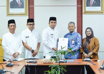 Wali Kota Solok Menerima Penyerahan Hasil Opini Penilaian Maladministrasi Penyelenggaraan Pelayanan Publik Tahun 2025 dari Ombidsman